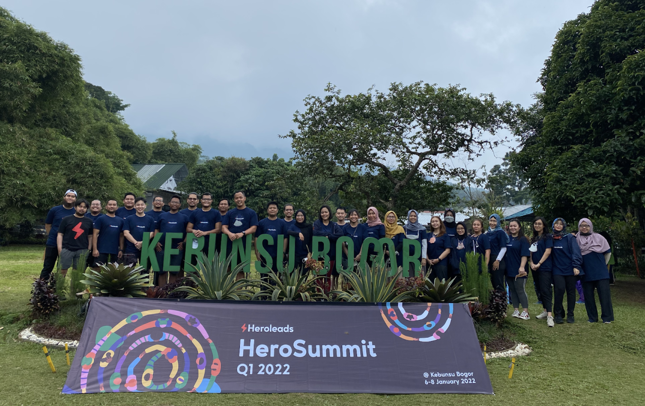 Photo group para Heroes pada Hero Summit Q1 2022