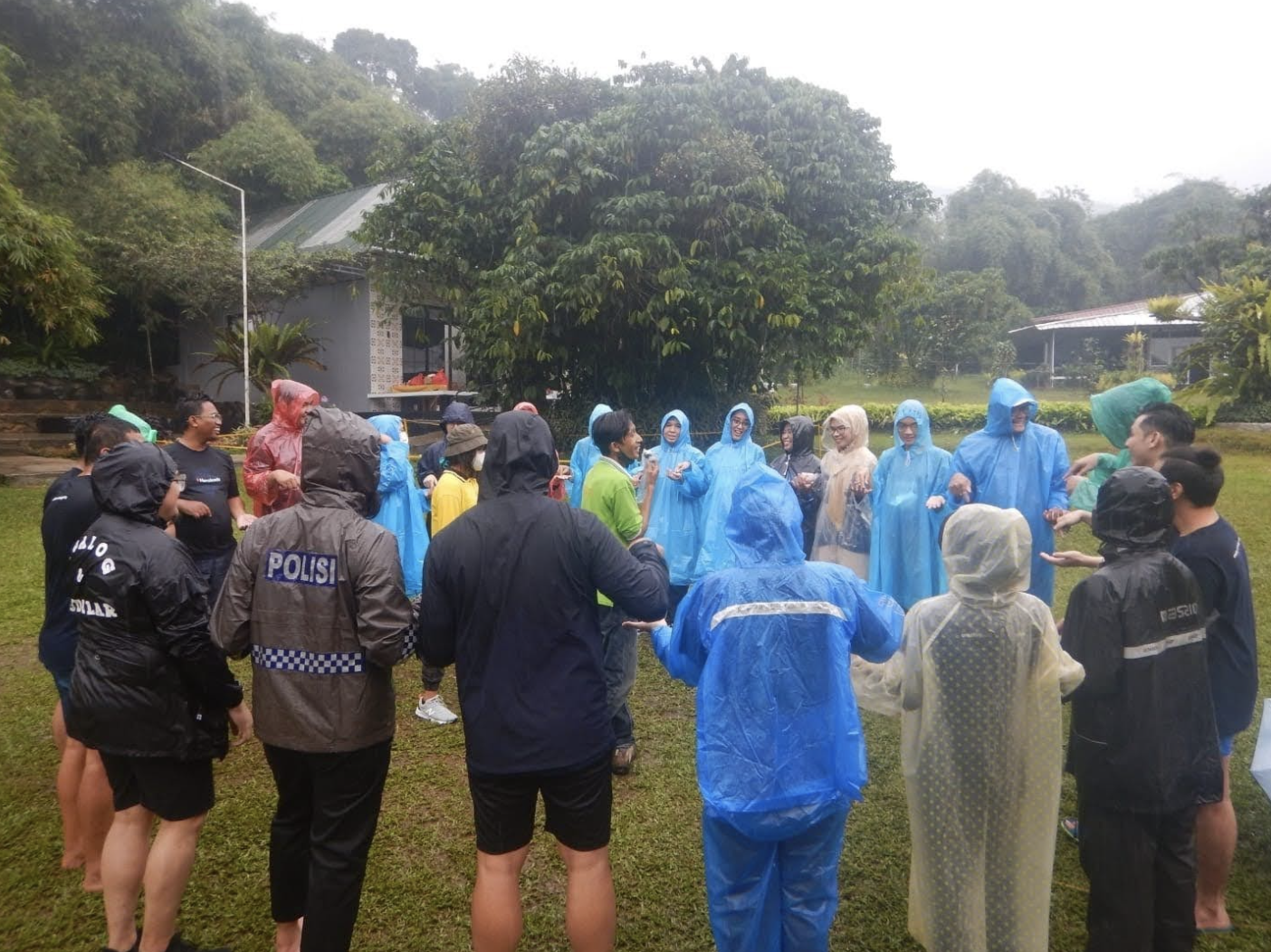 Gambar 2: Potret kegiatan outbond Heroes di tengah guyuran hujan